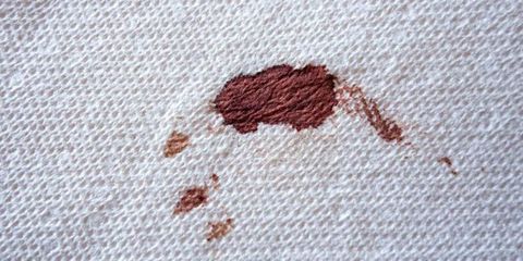  primer plano de la mancha de sangre en la tela