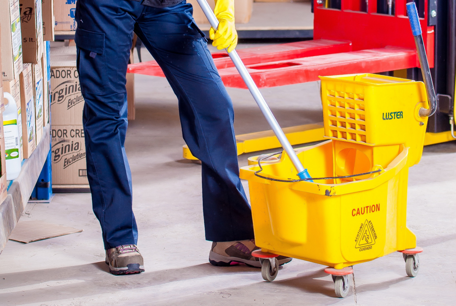 Janitorial. Уборщик производственных помещений. Уборка склада. Уборка в супермаркете. Уборщица на склад.